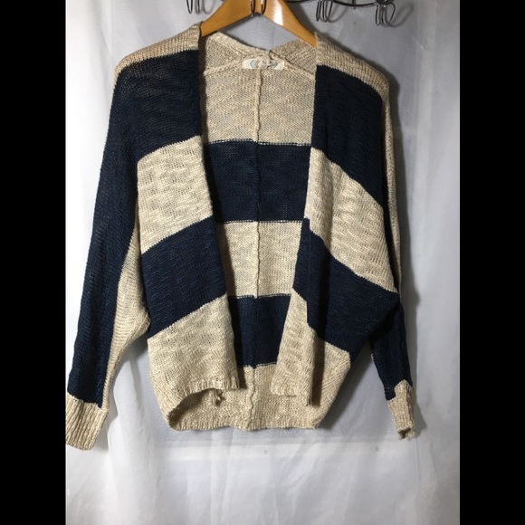 Pink Rose Blue and Tan Sweater Size Medium - Picture 8 of 8